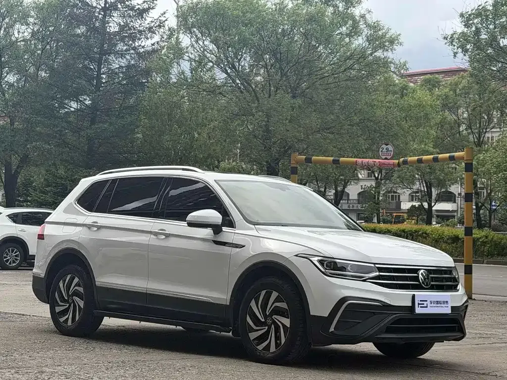 Volkswagen Tiguan L — фото 9