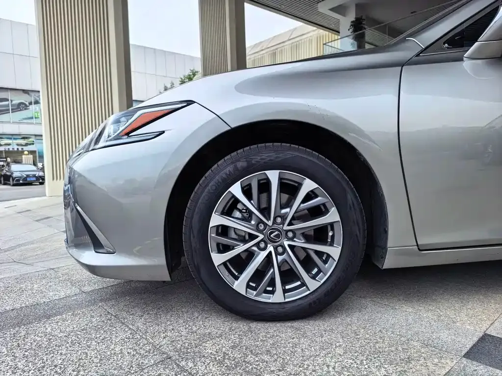 Lexus ES — фото 10