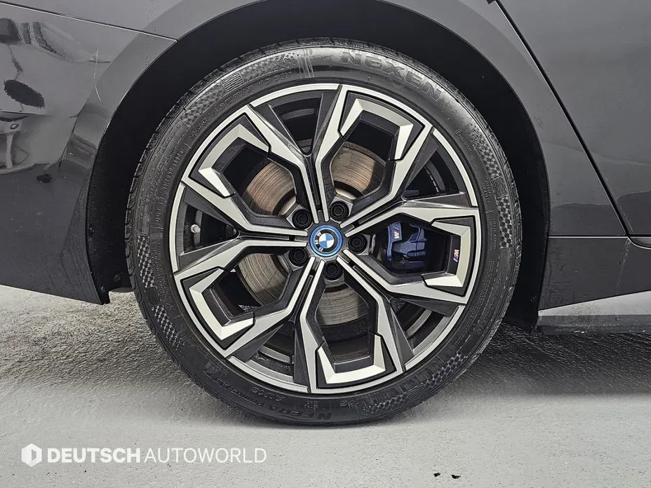 BMW i4 — фото 9