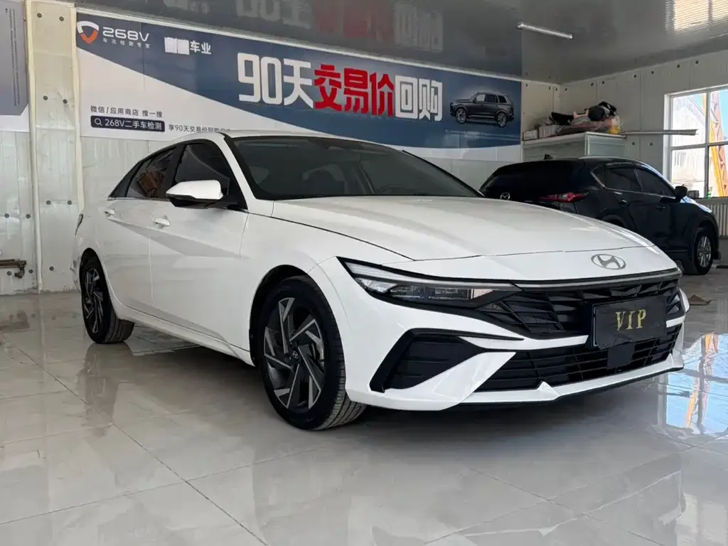 Hyundai Elantra — фото 1