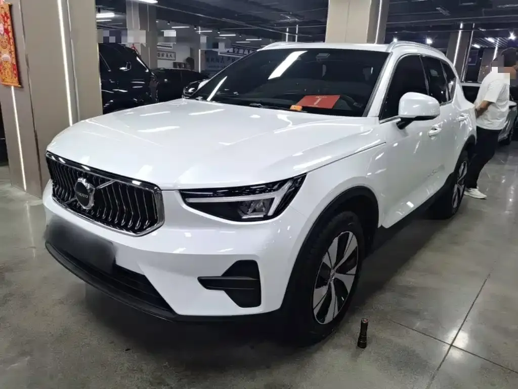 Volvo XC40 — фото 1