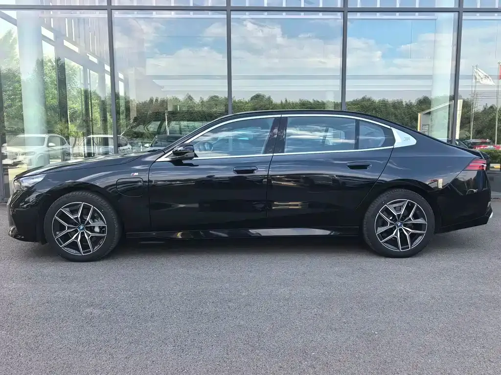 BMW i5 — фото 7