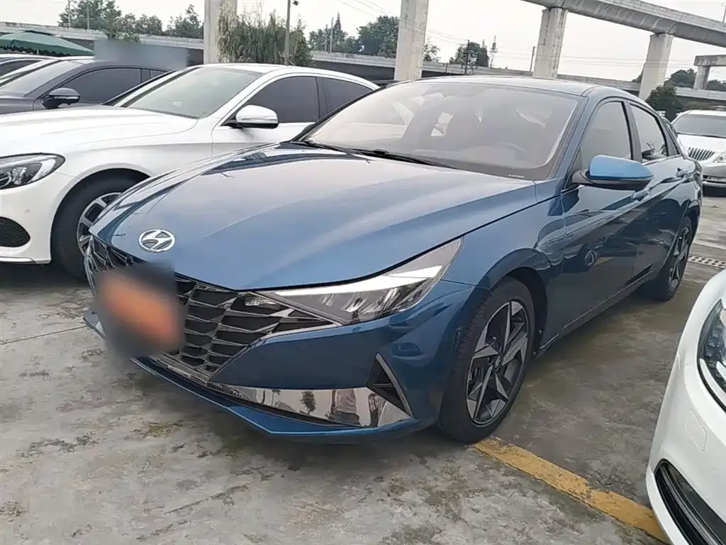 Hyundai Elantra — фото 1