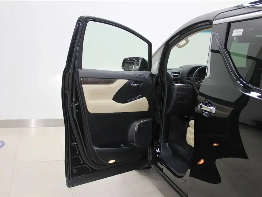 Toyota Alphard — фото 2