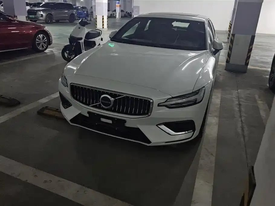 Volvo S60 — фото 1
