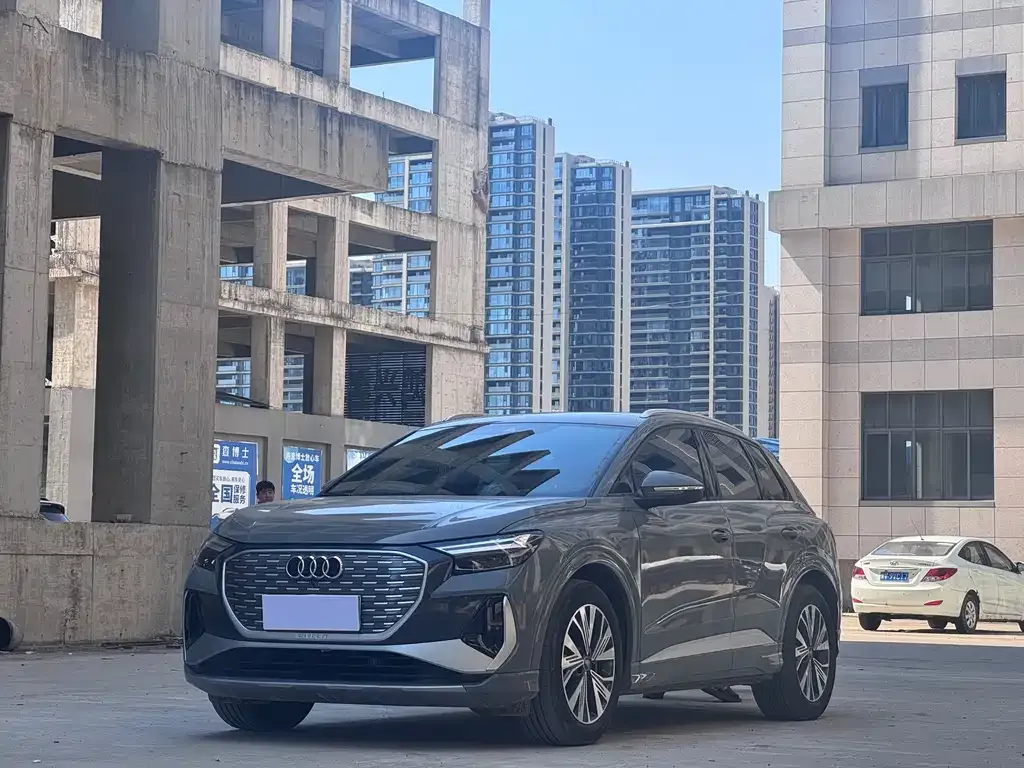 Audi Q4 e-tron — фото 1