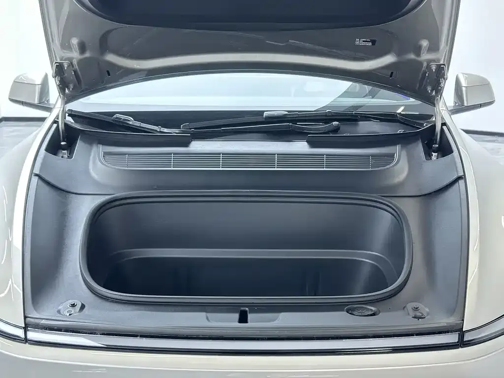 Tesla Model Y L — фото 10