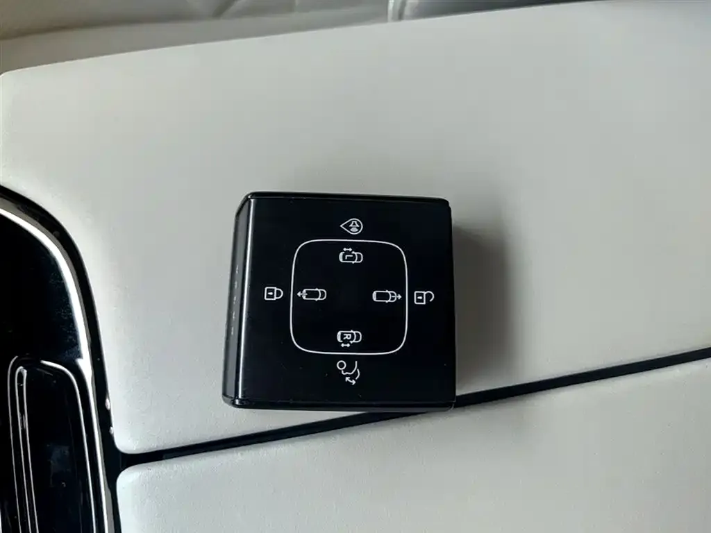 Volvo EM90 — фото 2