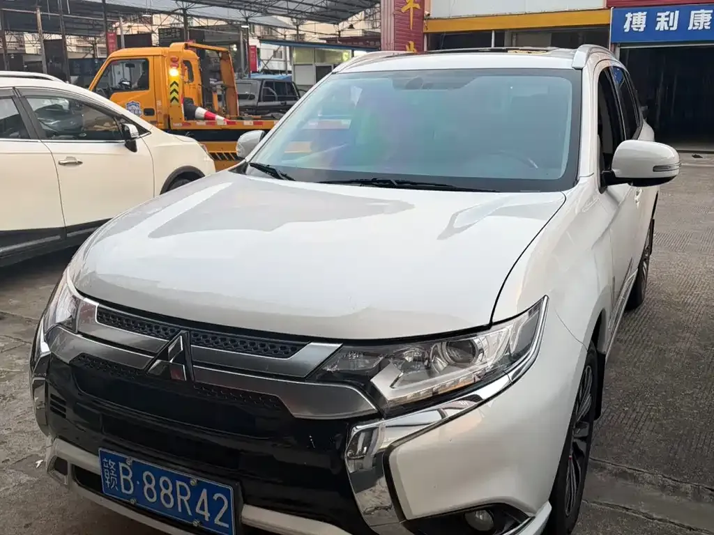 Mitsubishi Outlander — фото 1