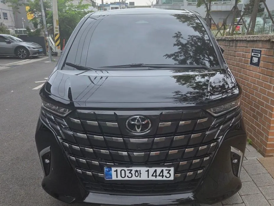Toyota Alphard — фото 1