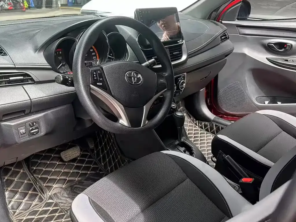 Toyota Yaris L — фото 9