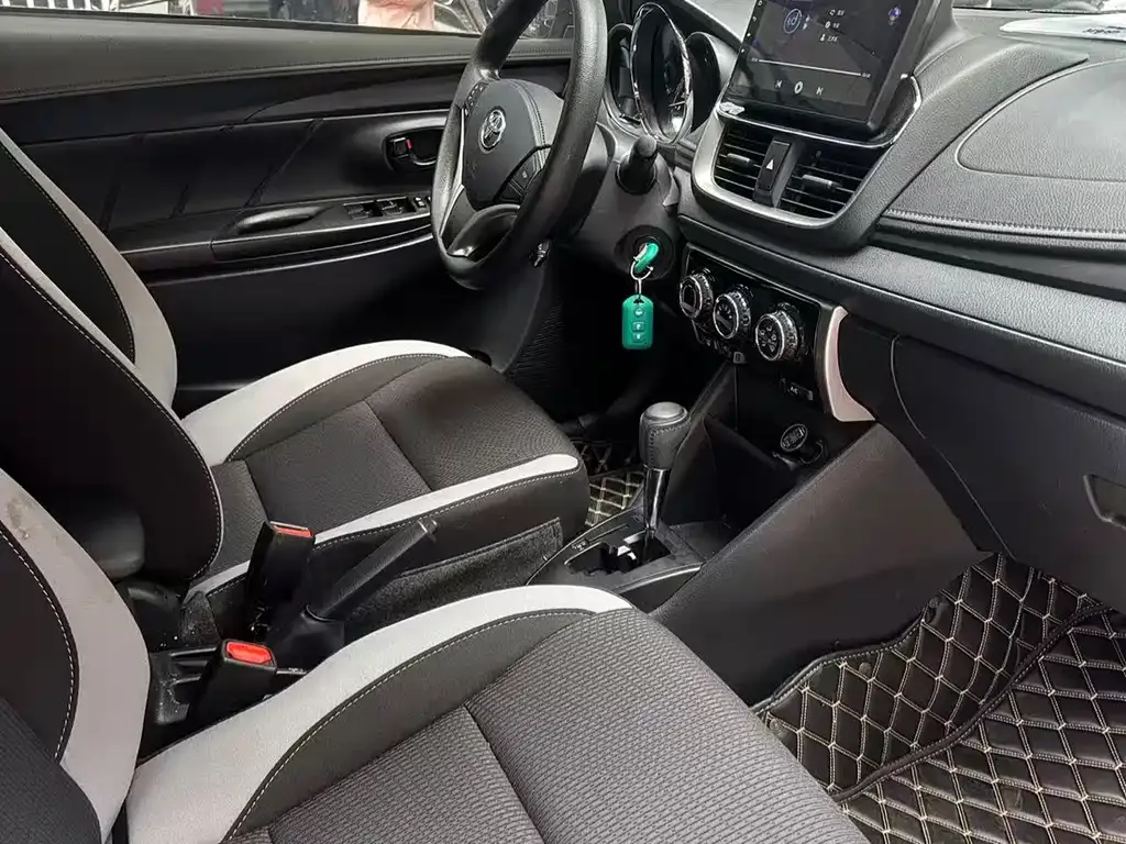 Toyota Yaris L — фото 10