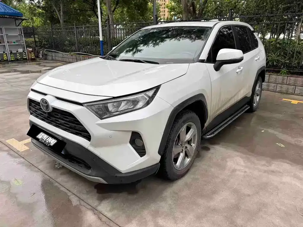 Toyota RAV4 — фото 1