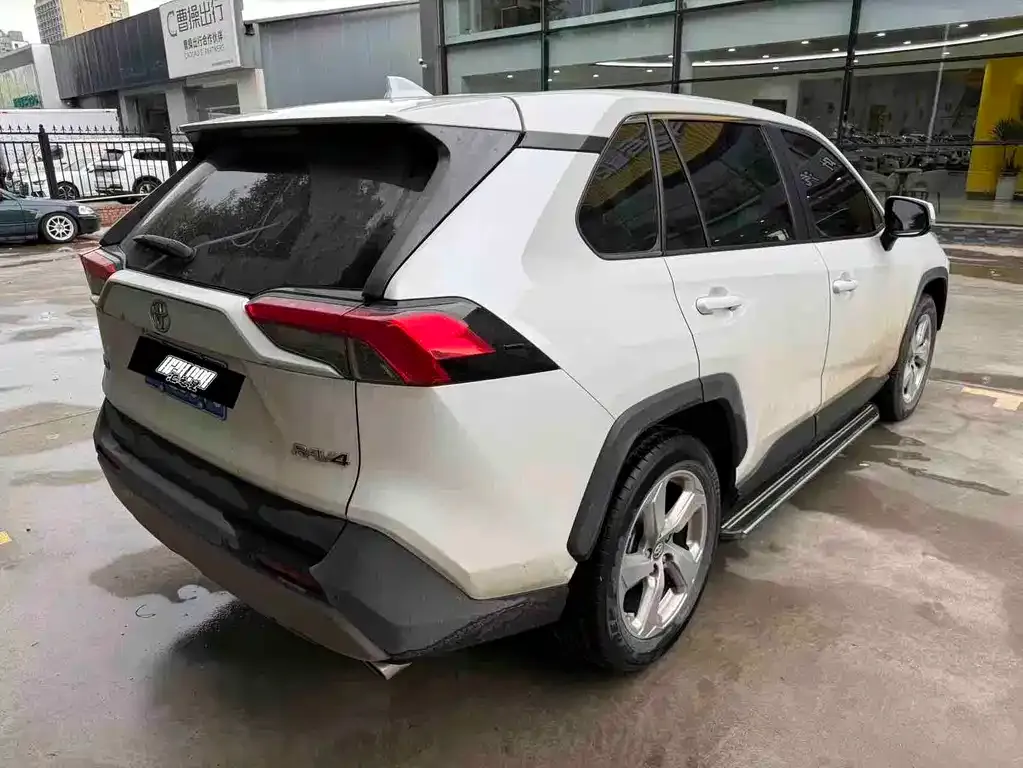 Toyota RAV4 — фото 5