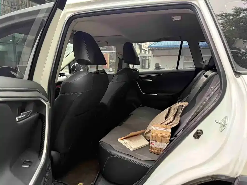 Toyota RAV4 — фото 2