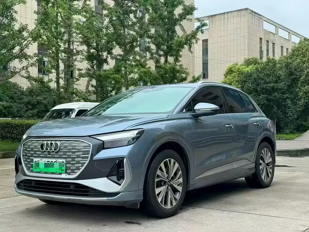 Audi Q4 e-tron — фото 1