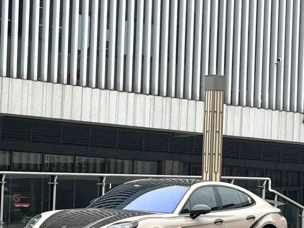 Porsche Panamera — фото 1