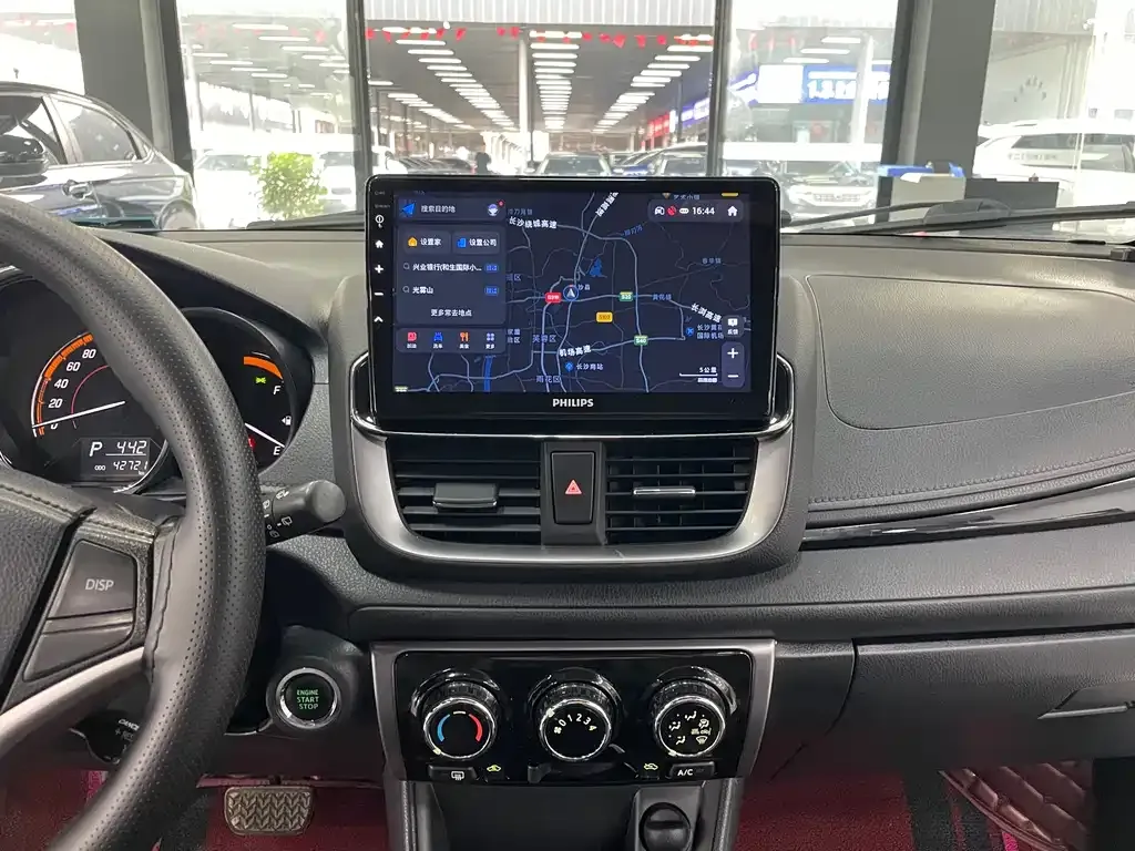 Toyota Yaris L — фото 4
