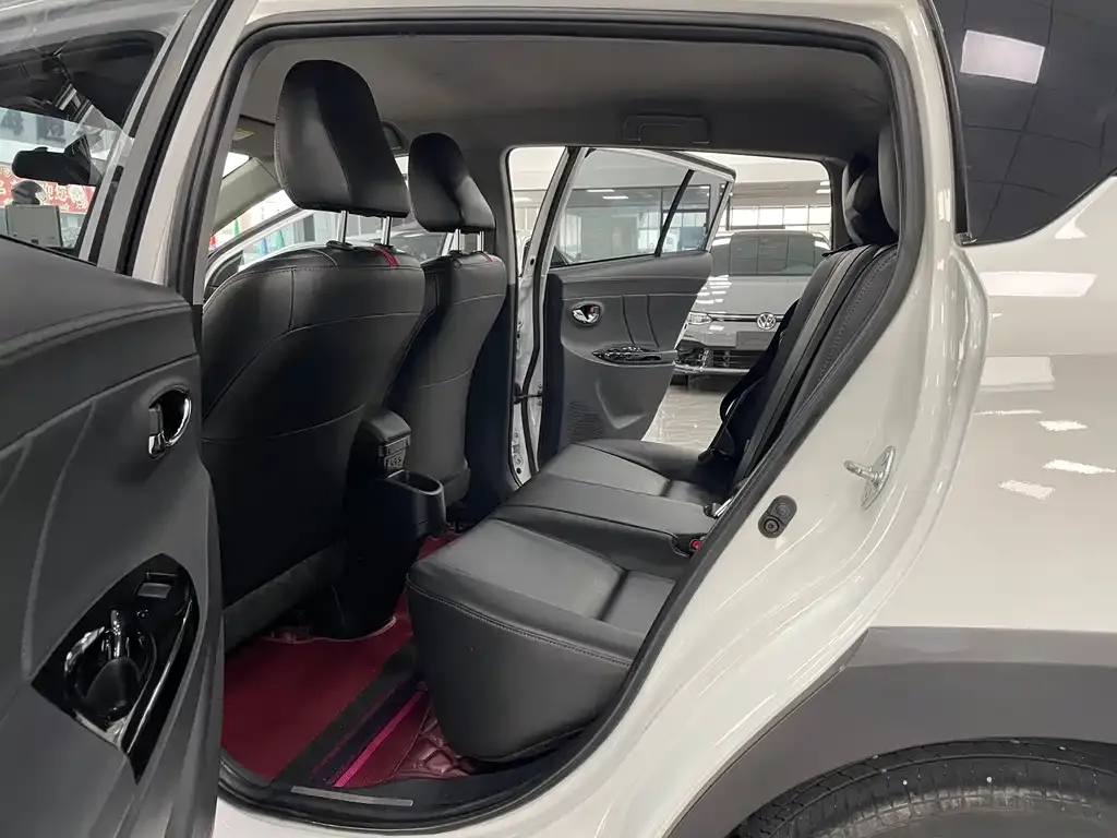 Toyota Yaris L — фото 2