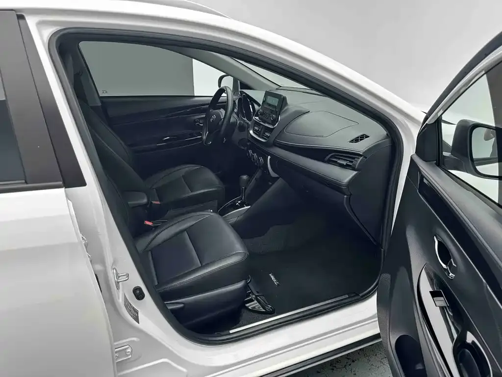 Toyota Yaris L — фото 9