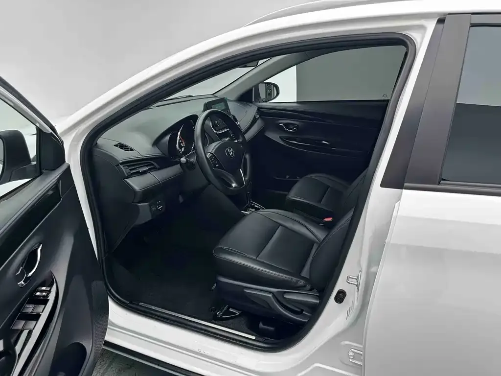Toyota Yaris L — фото 3