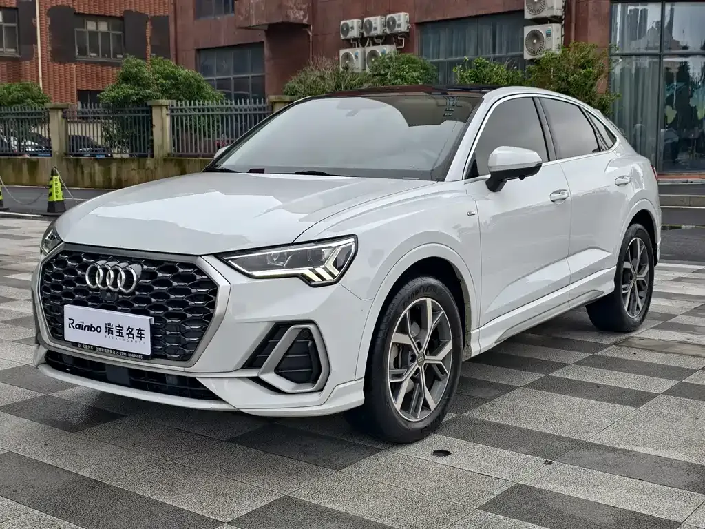 Audi Q3 — фото 1