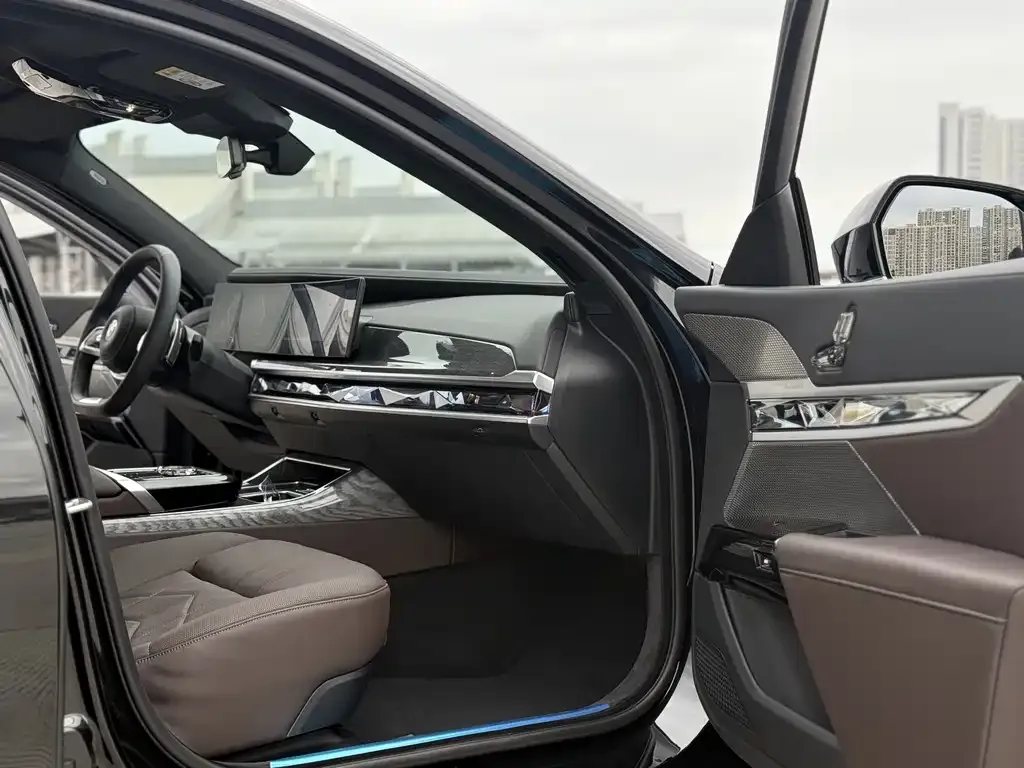 BMW 7 Series — фото 10