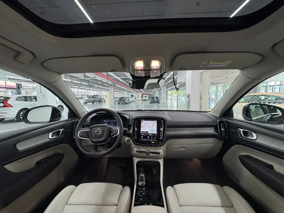 Volvo XC40 — фото 10