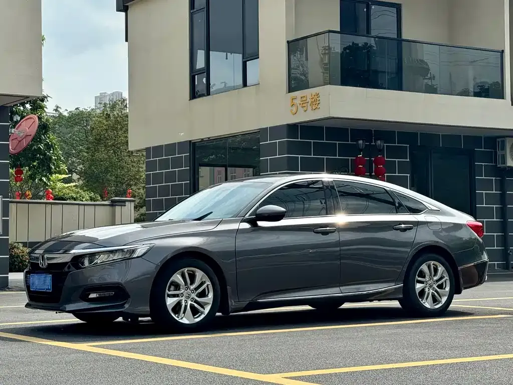 Honda Accord — фото 1