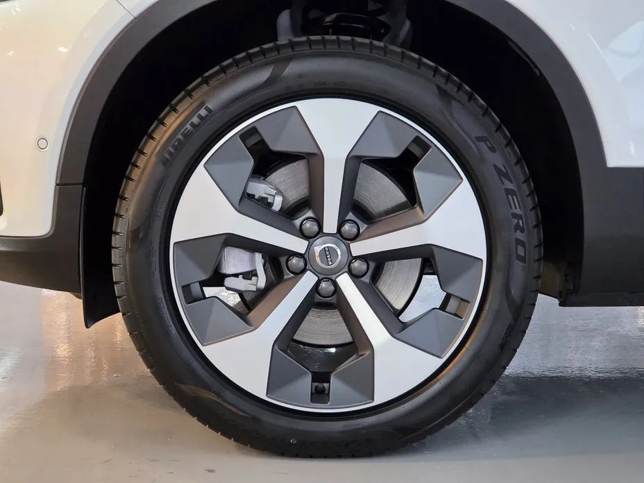 Volvo XC40 — фото 8