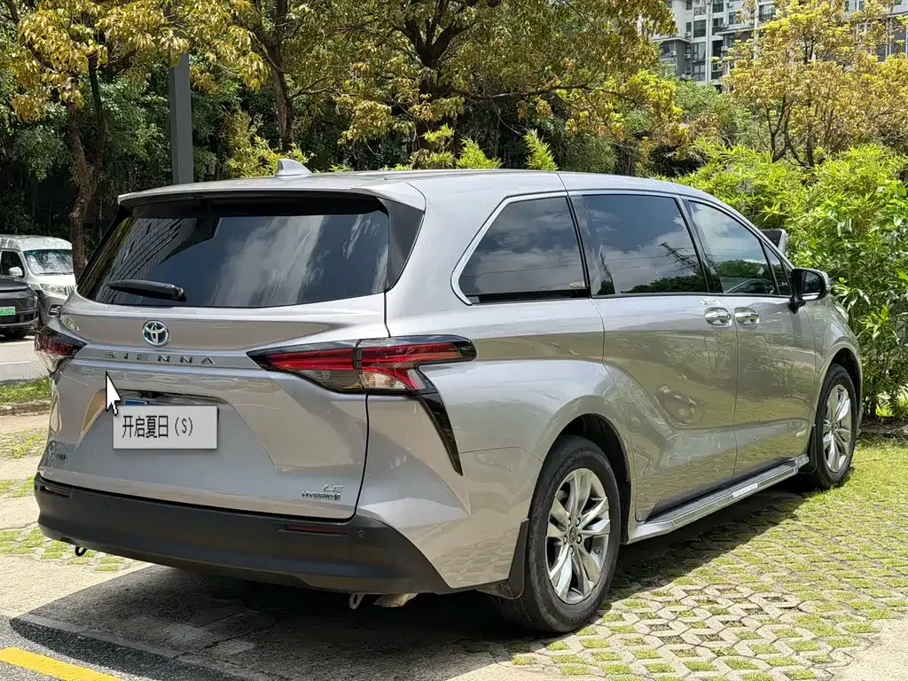 Toyota Sienna — фото 8