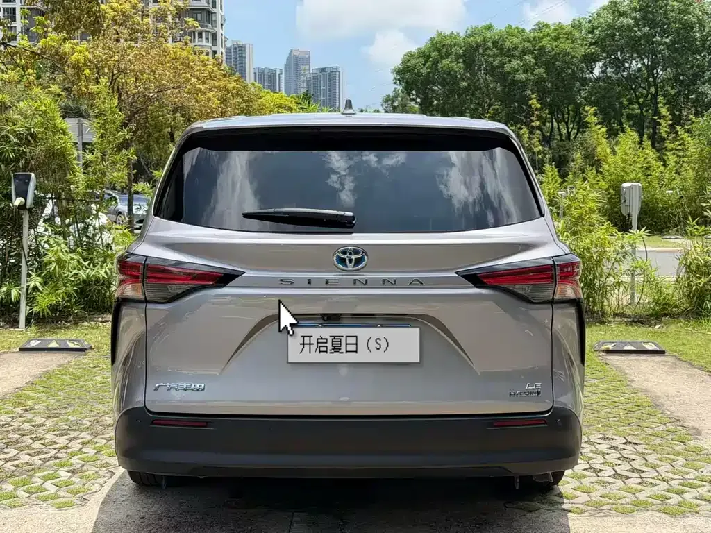 Toyota Sienna — фото 10