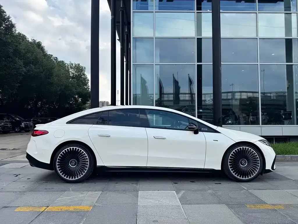 Mercedes-Benz EQS AMG — фото 6
