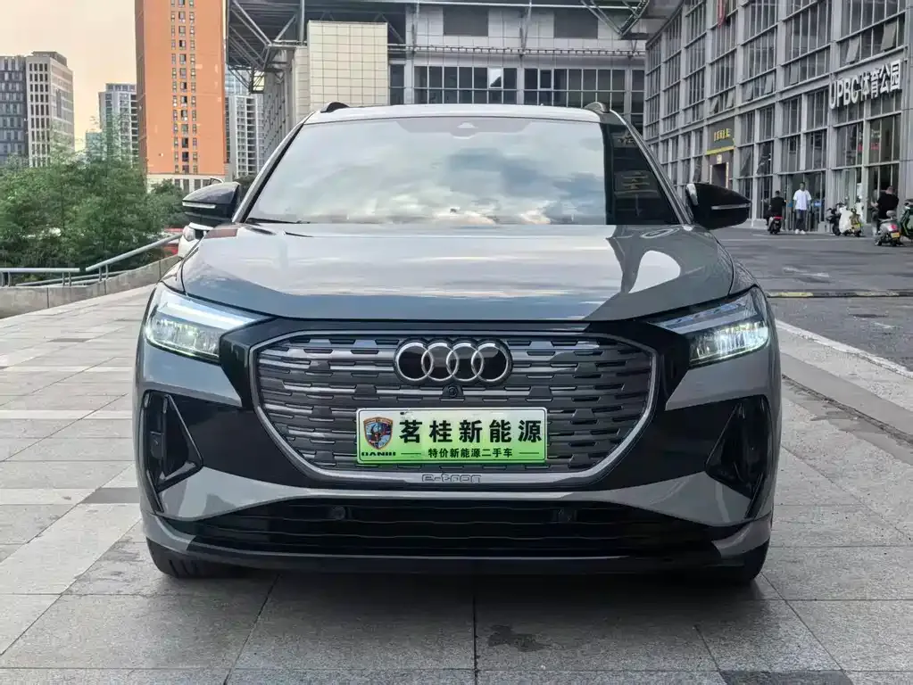 Audi Q4 e-tron — фото 1