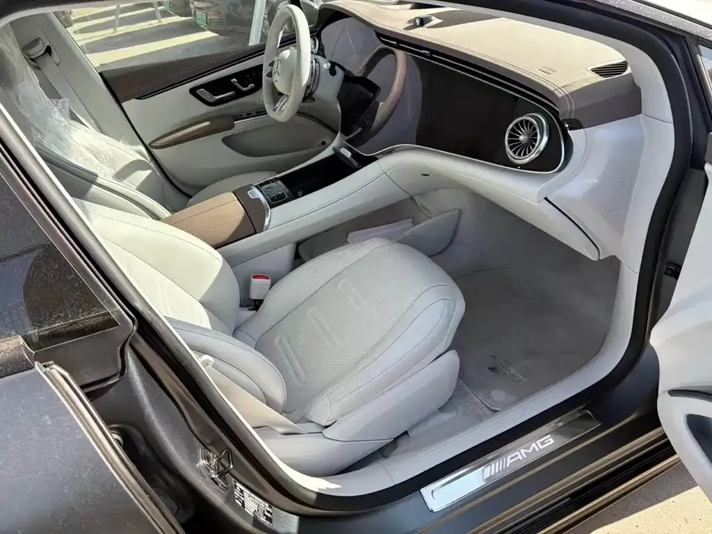 Mercedes-Benz EQS AMG — фото 9