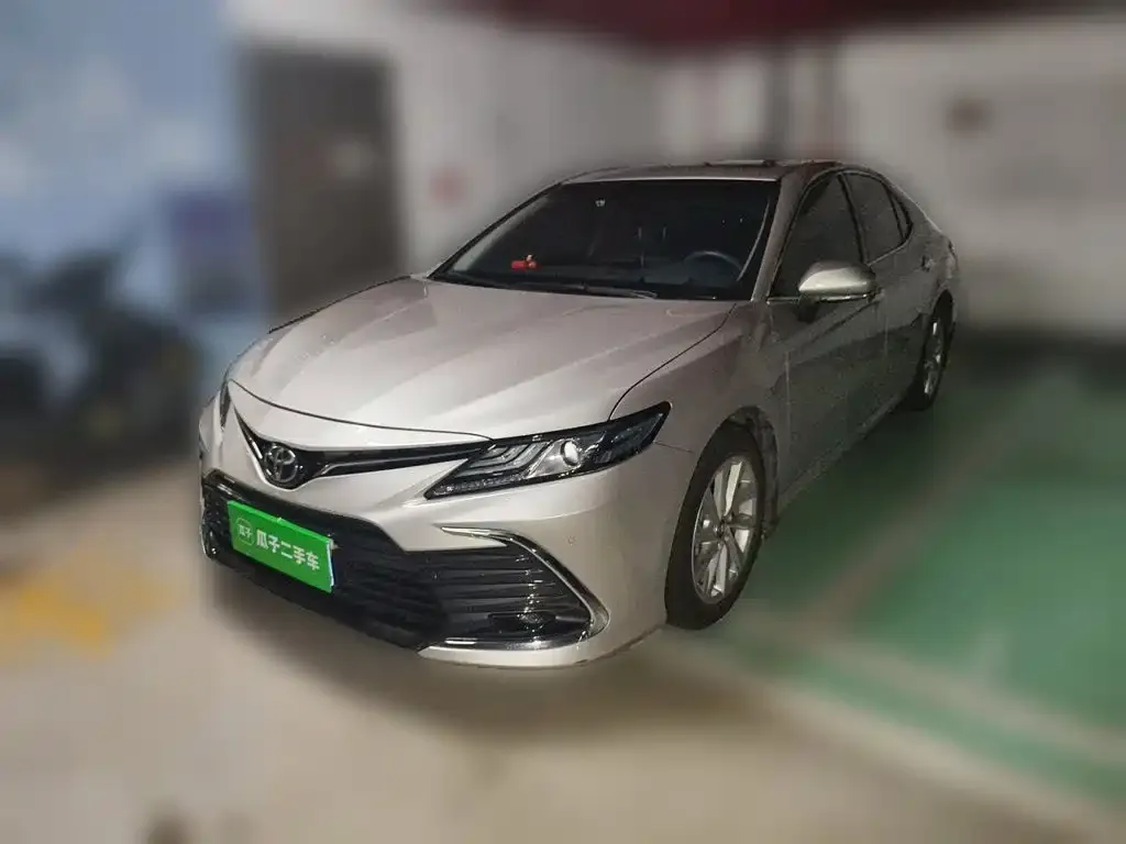 Toyota Camry — фото 1