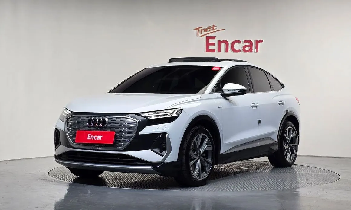 Audi Q4 e-tron — фото 1