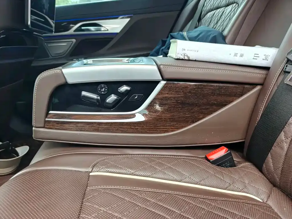 BMW 7 Series — фото 9
