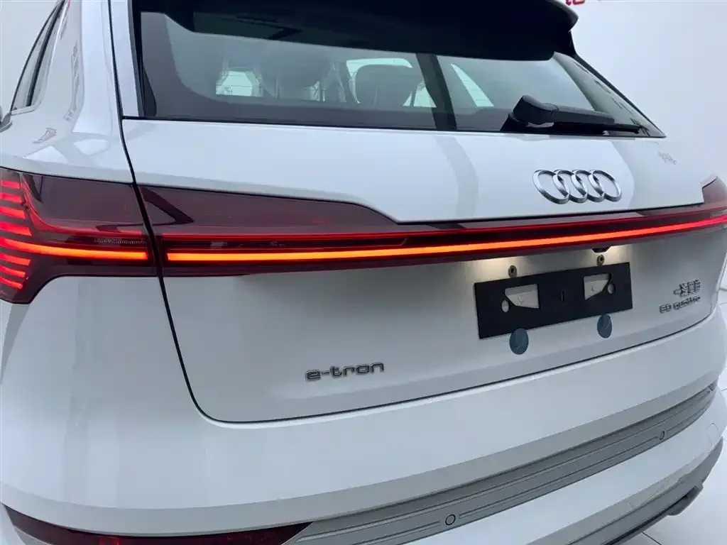Audi e-tron — фото 4
