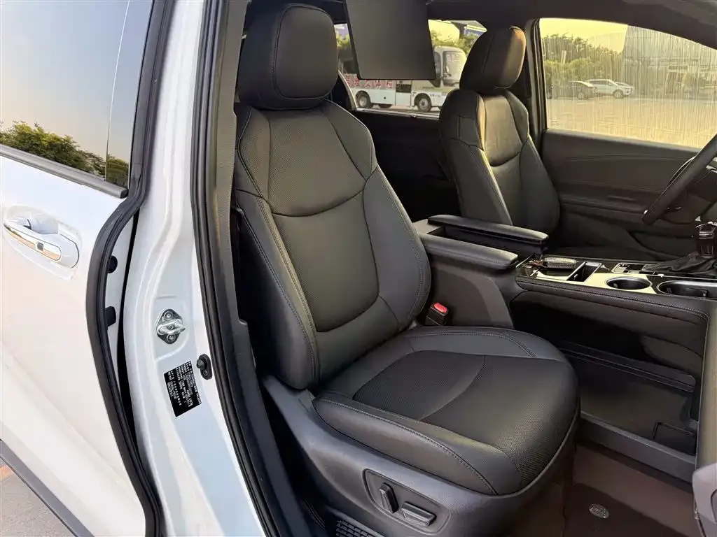Toyota Sienna — фото 2
