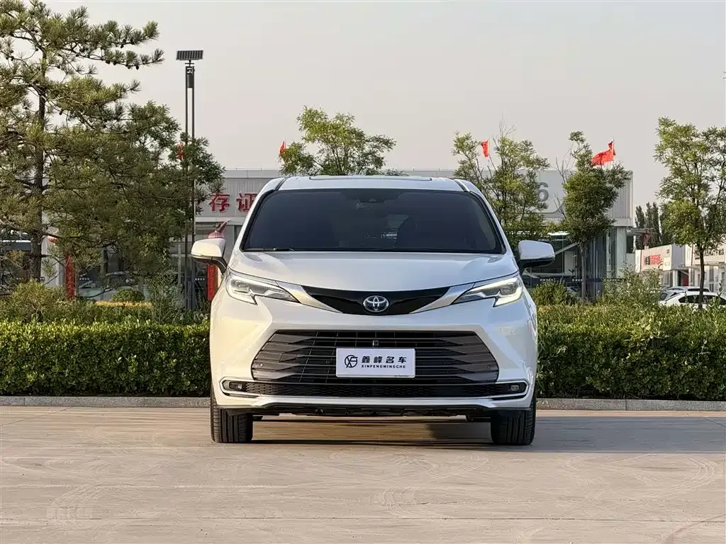 Toyota Sienna — фото 3