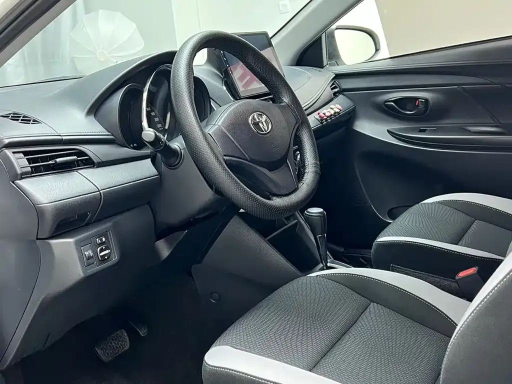 Toyota Yaris L — фото 9