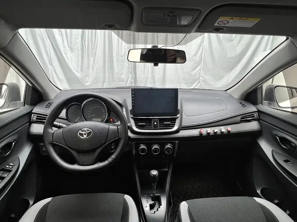 Toyota Yaris L — фото 5