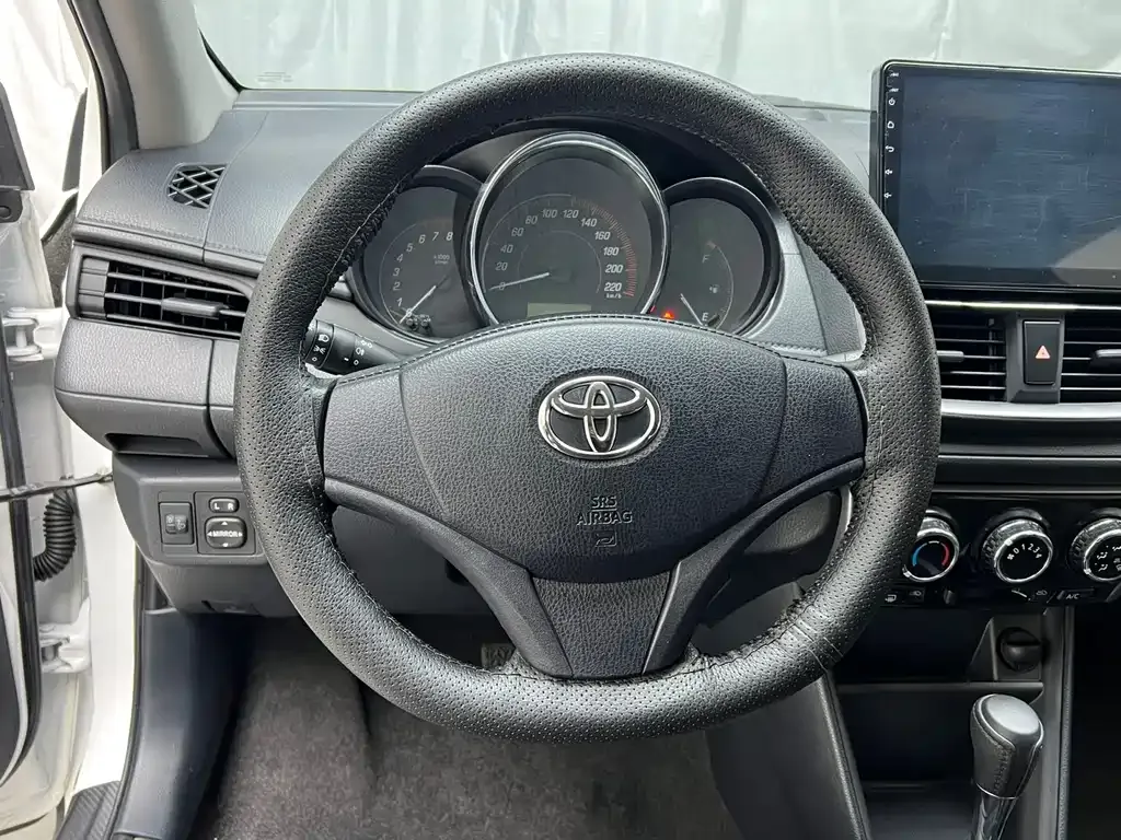 Toyota Yaris L — фото 8