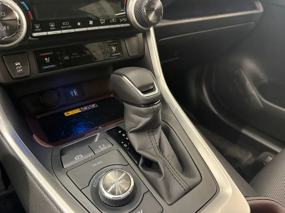 Toyota RAV4 — фото 6