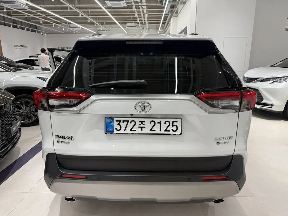 Toyota RAV4 — фото 8
