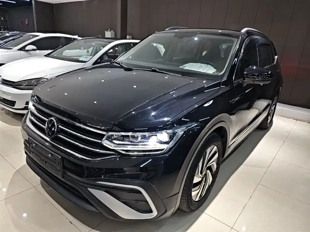Volkswagen Tiguan L — фото 1