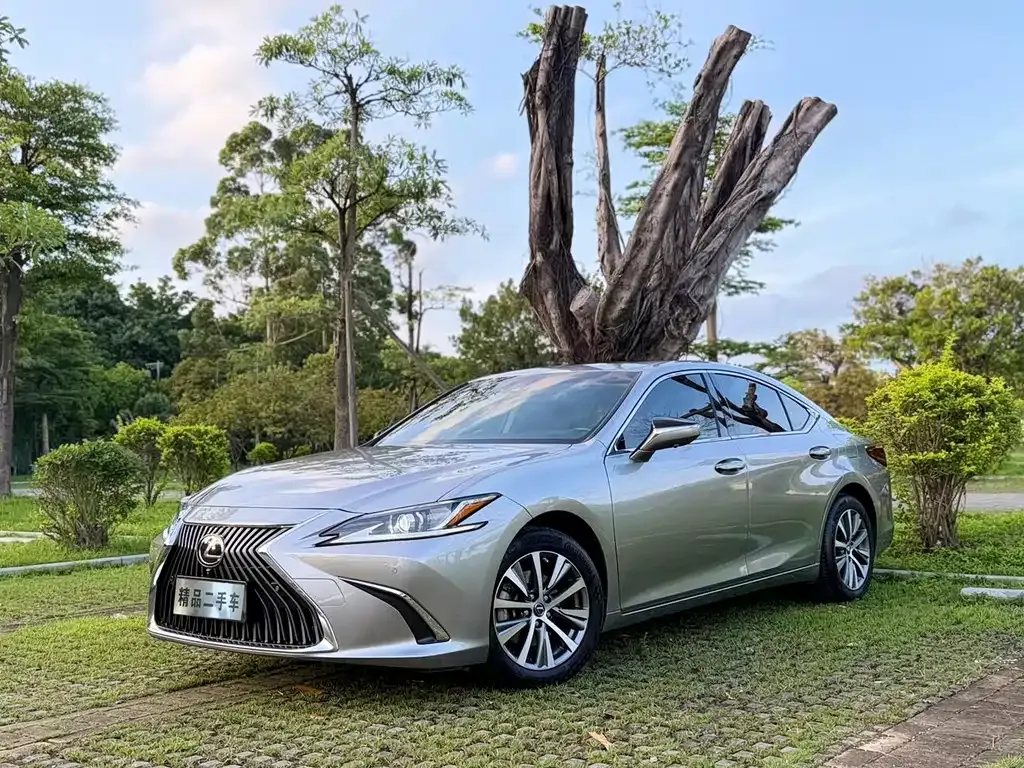 Lexus ES — фото 1