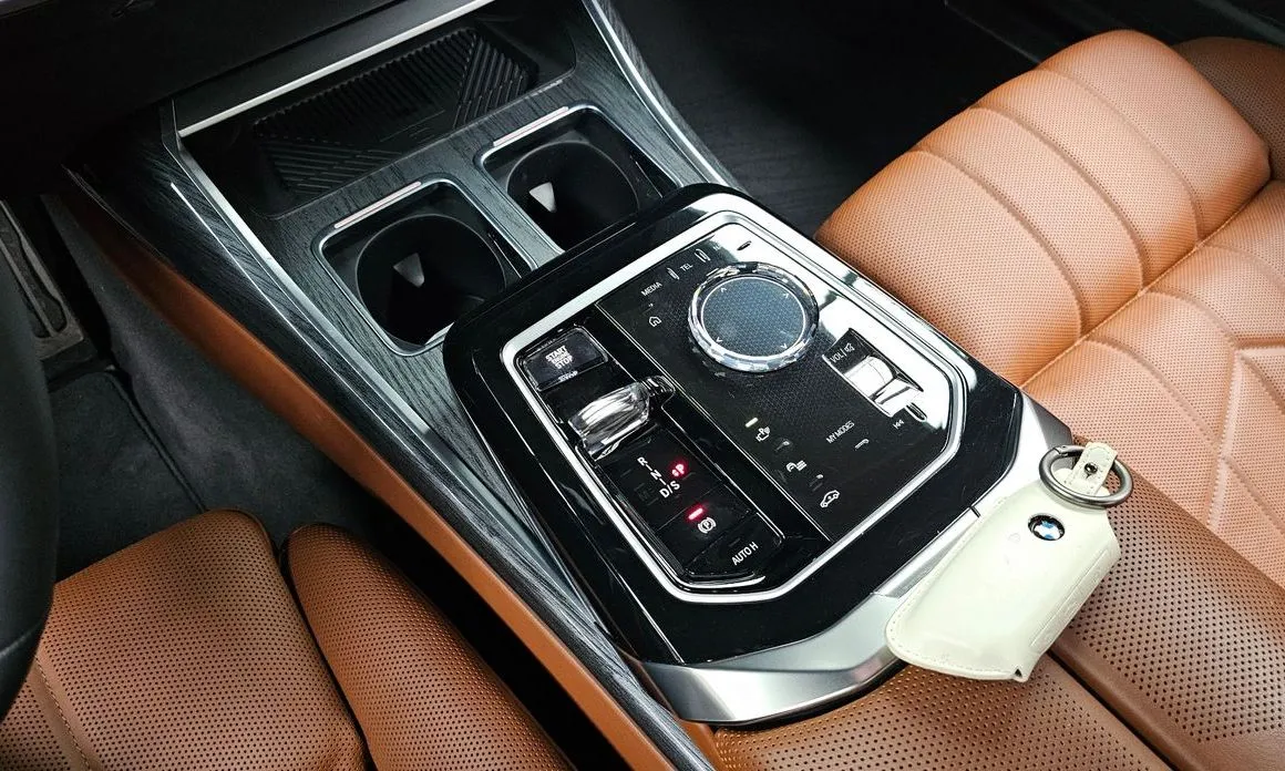 BMW 7-Series — фото 10