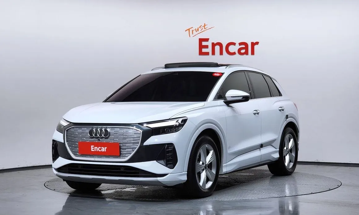 Audi Q4 e-tron — фото 1